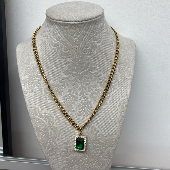 Deli Luxe Gold-Plated Necklace with Emerald Green Gemstone Pendant - Picture 5 of 5